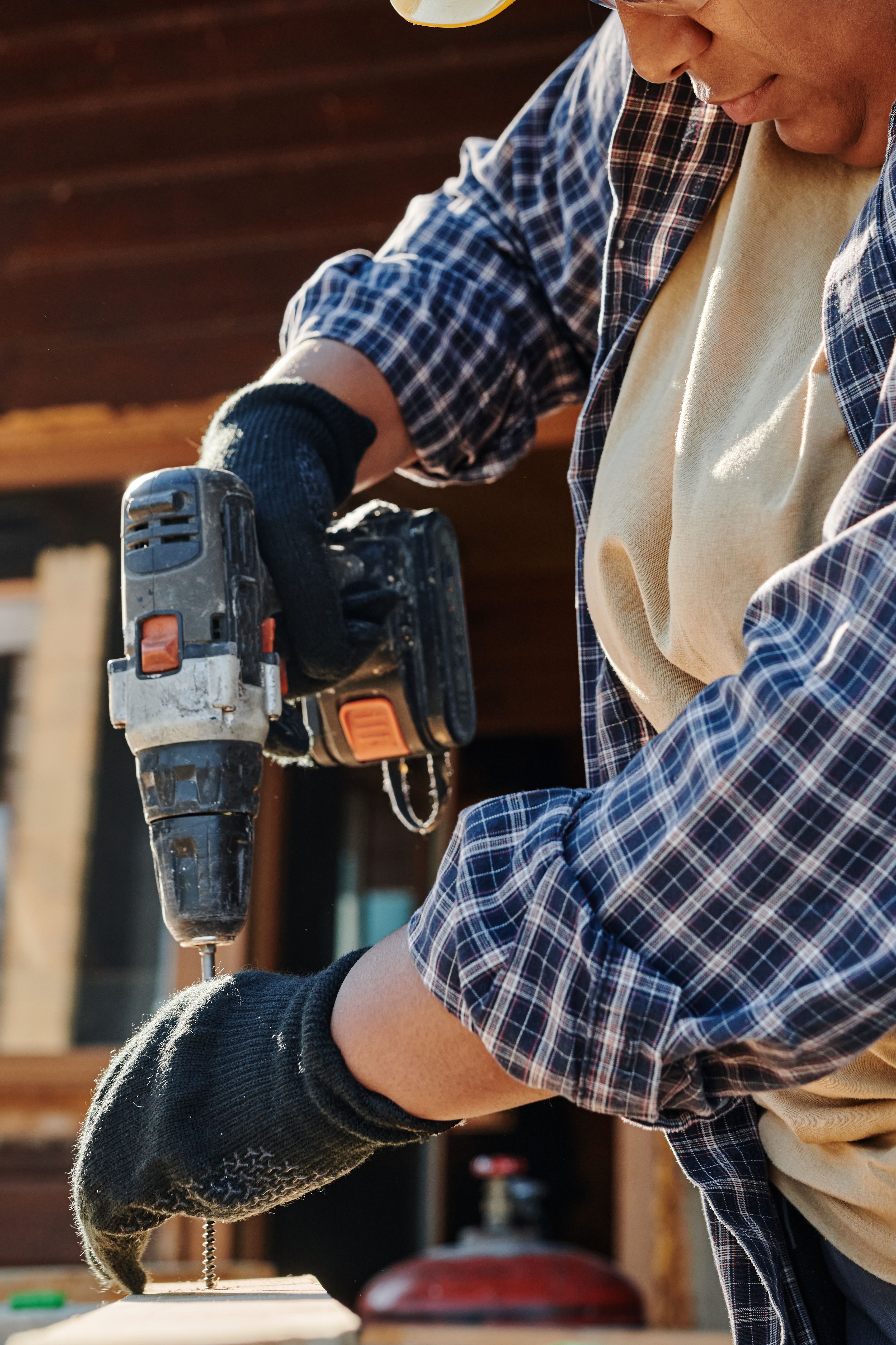 Customer receiving assistance with tool selection